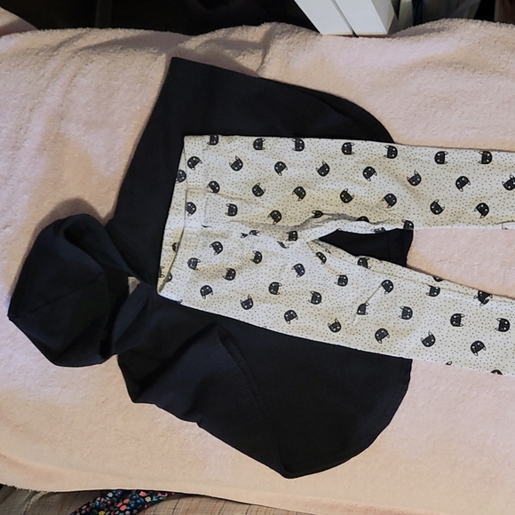 Black poncho and cat pants - Picture 1 of 3